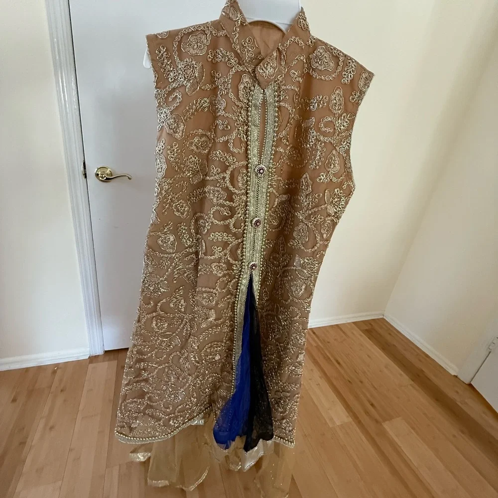 Elegant Embroidered Sleeveless Dress with Dupatta - Picture 7 of 12